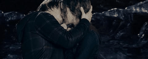 Resultado de imagen de hermione y ron kiss gif