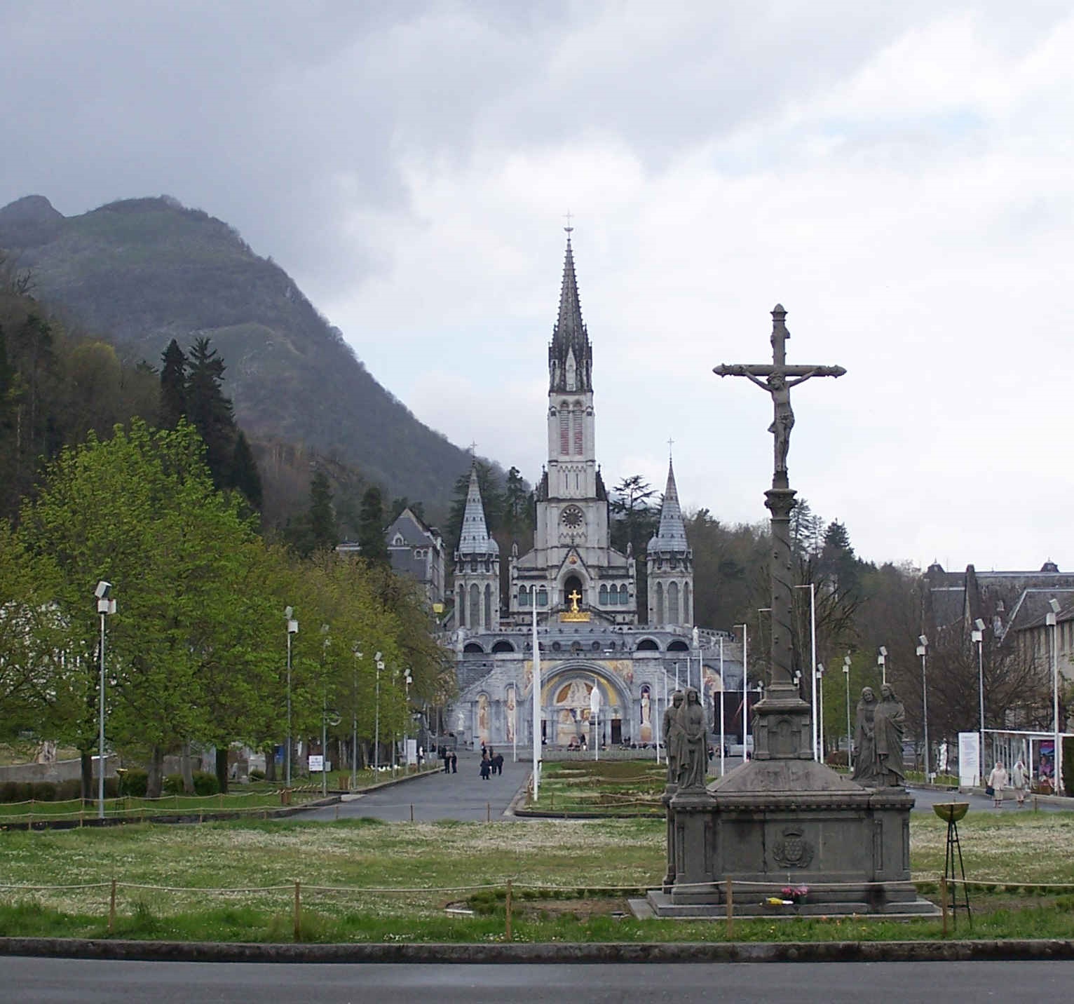 Chiesa Nostra Signora Di Lourdes E San Bernardo Santuario di Nostra Signora di Lourdes | Catholic Wiki | Fandom powered