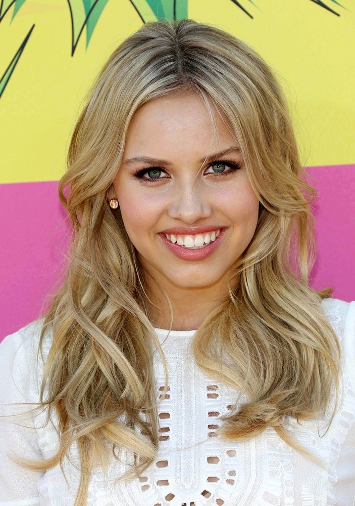 Gracie Dzienny earned a million dollar salary - leaving the net worth at 0.5 million in 2018