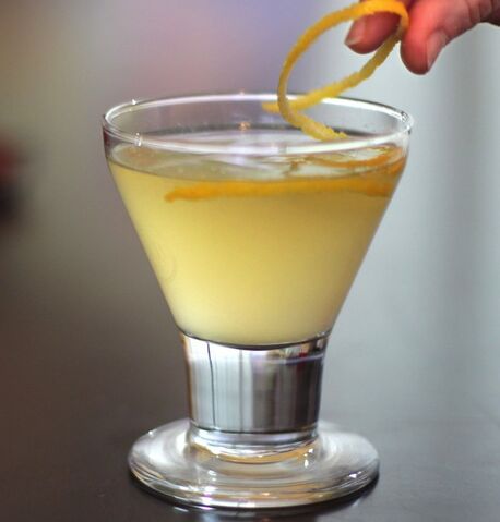 File:Champagne-gin-lemon-ginger-cocktail.jpg