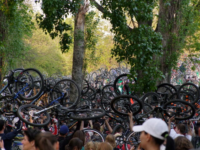 File:Wheels+in+the+air-7501.jpg