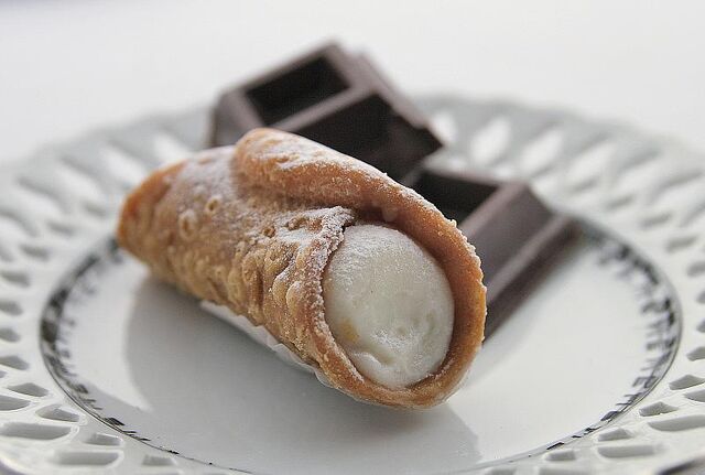 File:Cannoli.jpg