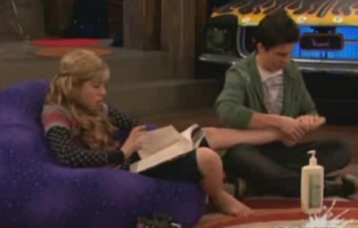 707px x 451px - JENNETTE MCCURDY FEET SOLES IMAGES -
