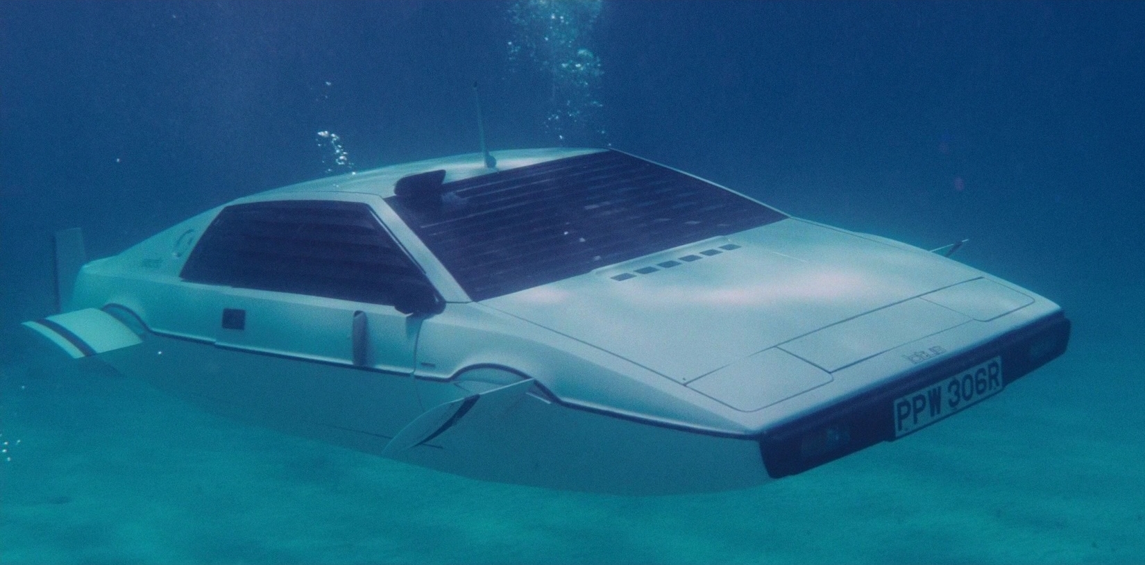 Résultat de recherche d'images pour "james bond amphibious lotus"