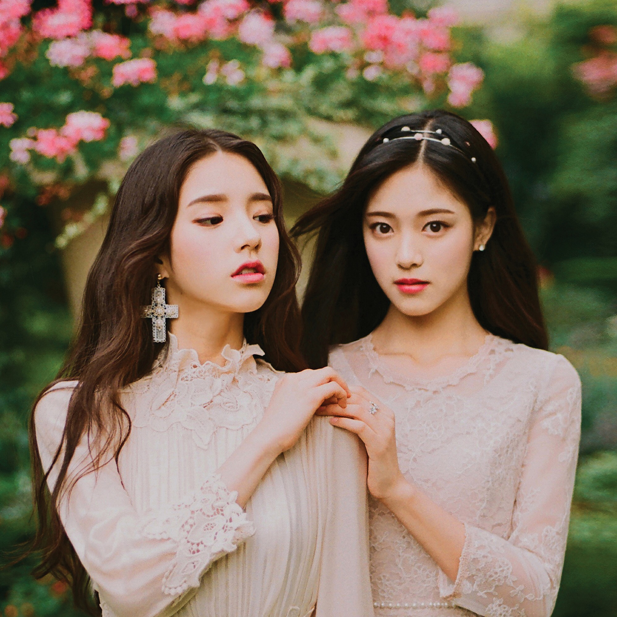 LOO%CE%A0%CE%94_HeeJin_and_HyunJin_promotional_photo.png