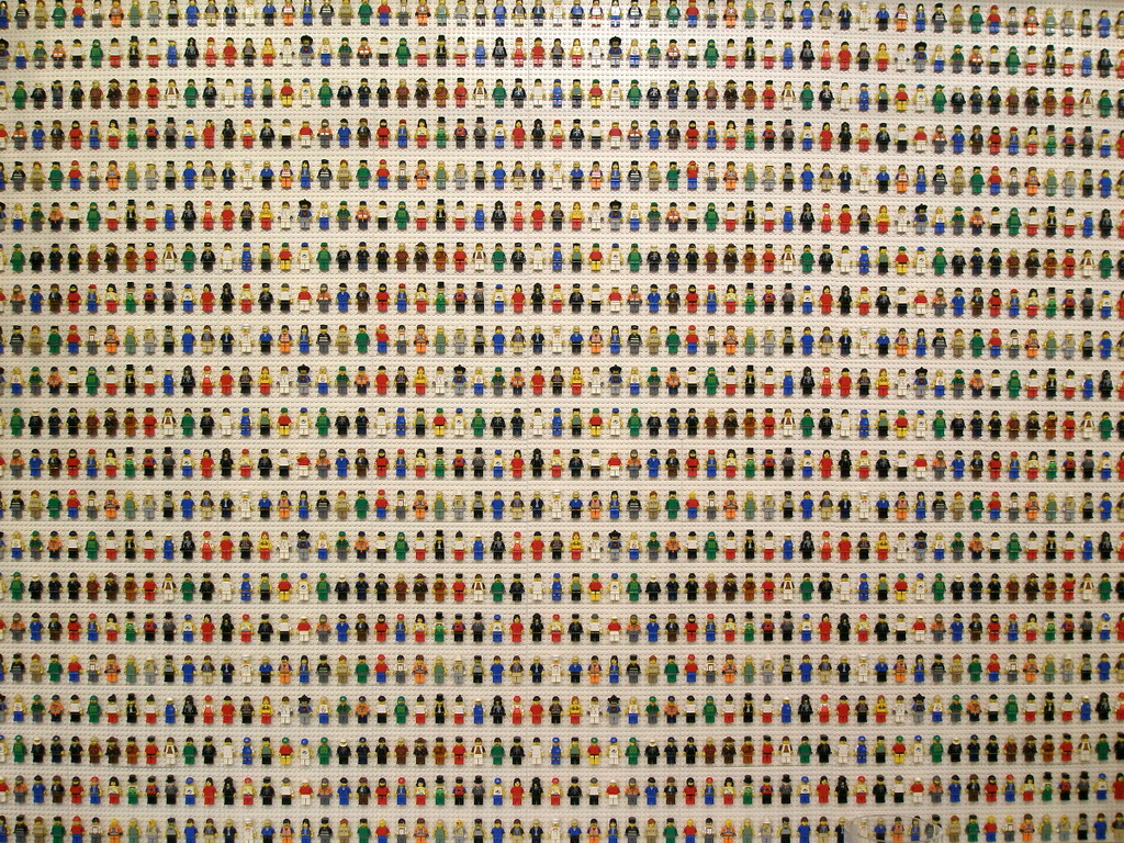 http://vignette1.wikia.nocookie.net/lego/images/e/e9/LEGO_minifig_wall_from_Disneyworld_store_Wallpaper_9chqm.jpg/revision/latest?cb=20120309141731