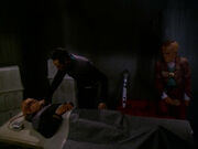 Bashir spielt Nog I'll Be Seeing You vor