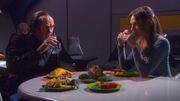 T'Pol und Phlox unterhalten sich.jpg
