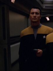 Sternenflottenoffizier Sicherheit USS Voyager 2375 Sternzeit 52356.jpg