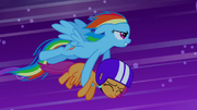 Rainbow Dash salvando Scootaloo T3E06.png