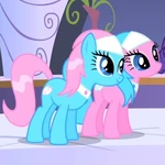 333px-Spa ponies next to Rarity S1E20