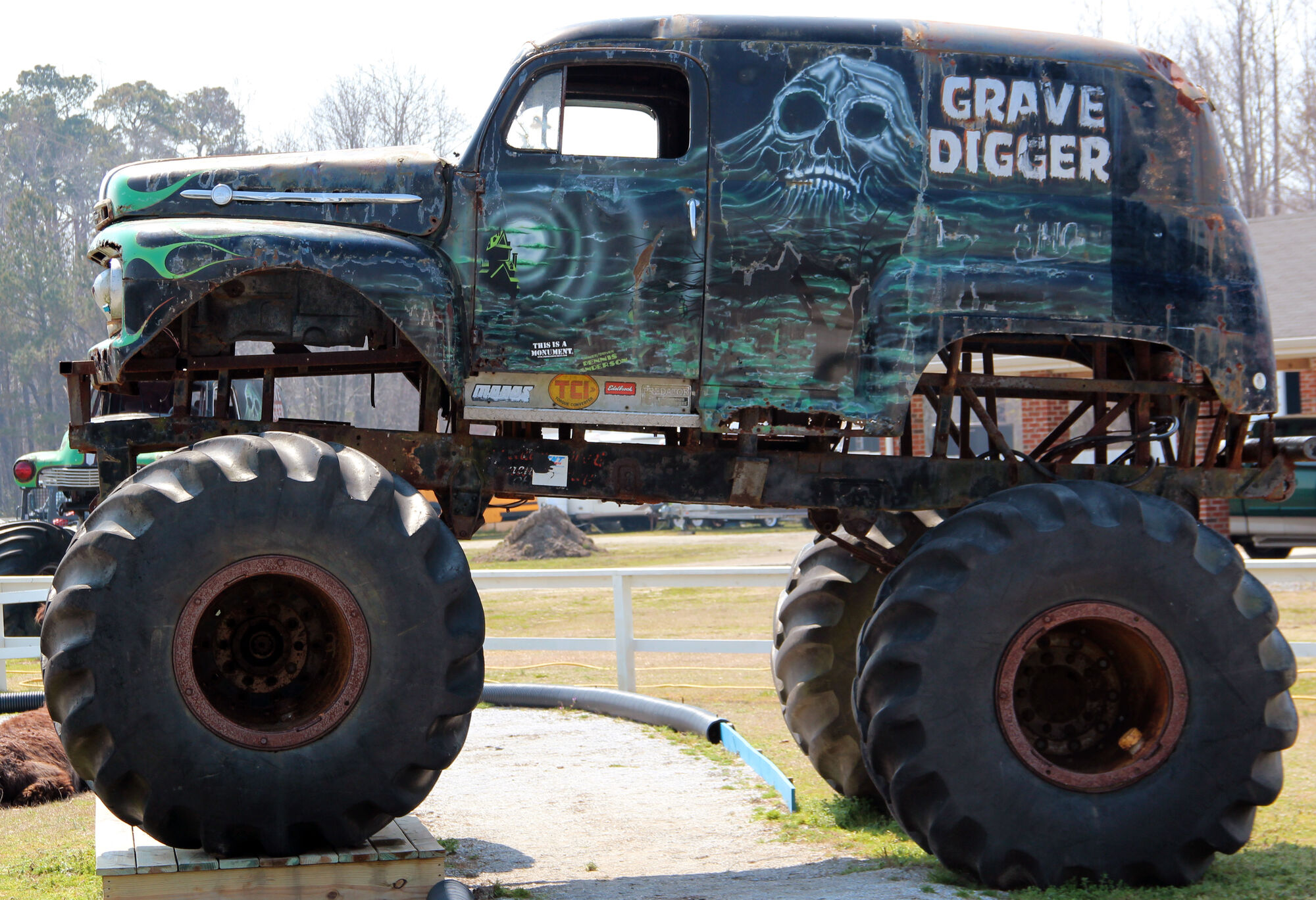 Grave Digger монстр трак