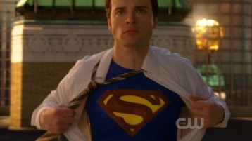 File:Smallville Finale Superman shirt rip.jpg