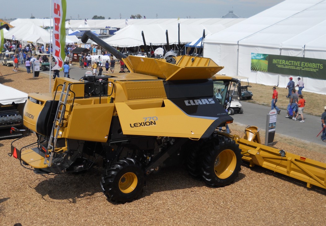 Image Claas Lexion 770 combine (yellow) 2011.jpg Tractor