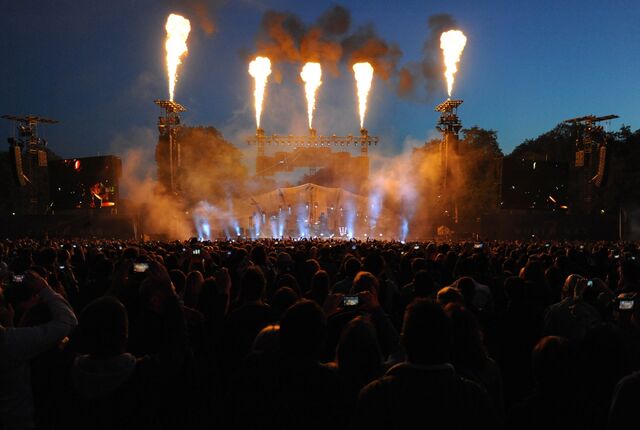 File:31121370213604-009 muse perfwwz.jpg