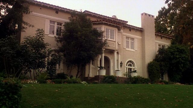 File:6x05 Bauer house.jpg