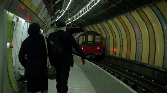 File:Liverpool-street-station-platform.jpg