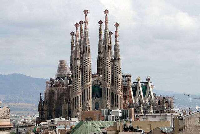 File:800px-Sagrada Familia 01.jpg
