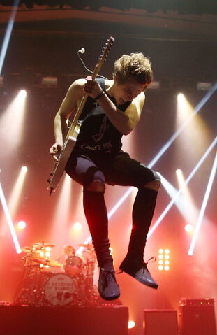File:5sos-enmoretheatre 300414 2.jpg