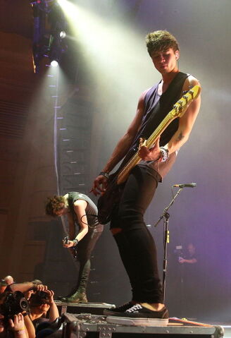 File:5sos-enmoretheatre 300414 10.jpg