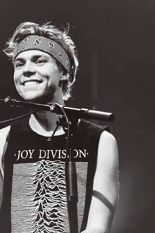 File:Ashton irwin (2).jpg