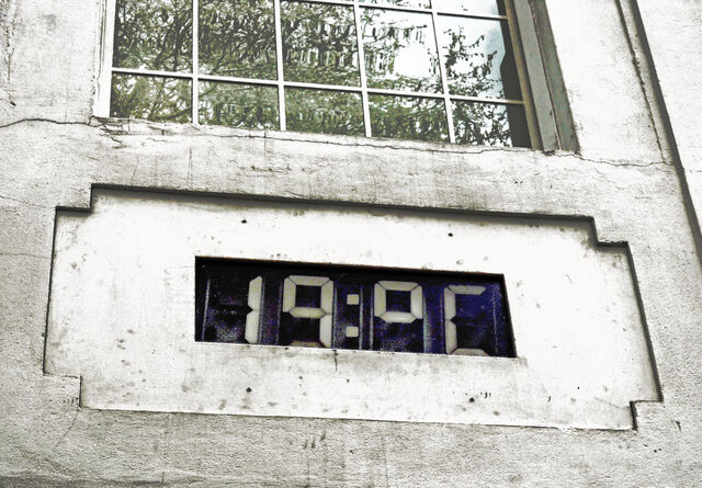 File:Public Thermometer 19°C.jpg