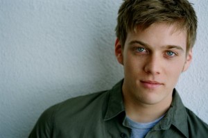 Ficheiro:Jake-Abel-300x199.jpg