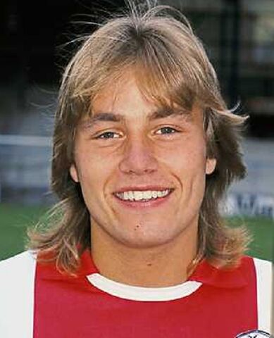Bestand:1985a)RobWitschge.jpg