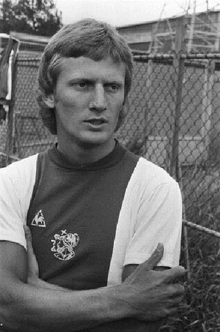 Bestand:1975)TonWickel.jpg