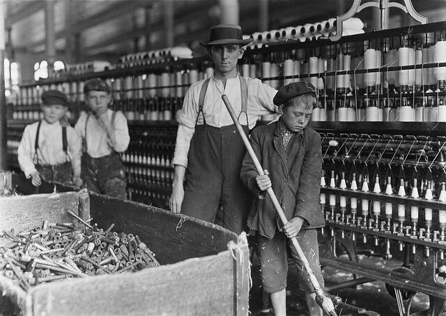 Arquivo:Sweeper-and-doffer-in-cotton-mill.jpg