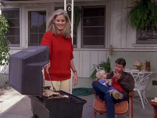 File:Ellie with son-hx1.jpg