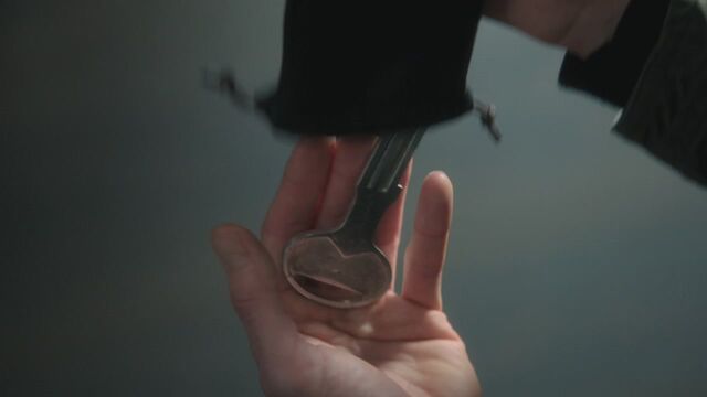 File:1x01 SoftBlackBagKey.jpg