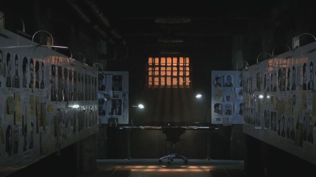 File:1x01 RoomFullOfFaces.jpg