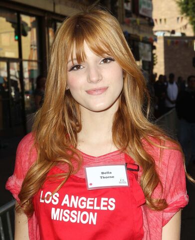File:Bella-thorne-thanksgiving-for-skid-row-homeless-01.jpg