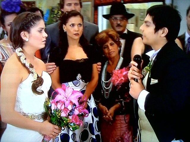 Archivo:Boda-al-fondo-hay-sitio-fernanda-joel-cancelada.jpg