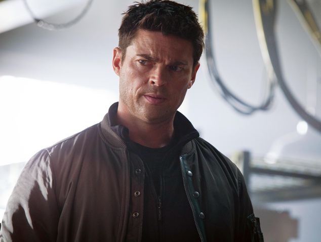File:Almost human-pilot-06.png