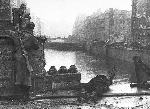 File:Battle-berlin-1945-ww2-second-world-war-history-amazing-incredible-pictures-images-photos-008.jpg
