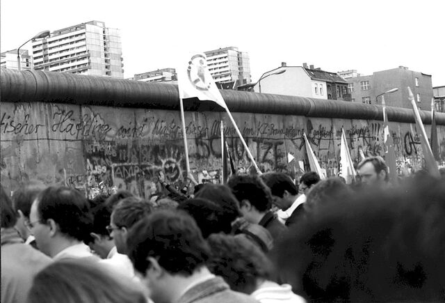 File:Berlin-wall.jpg