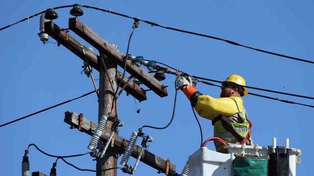 File:Electrical-worker wide-c8f4e69bf3a9b47c08e948b6031f09ad051cf583-s6-c30.jpg