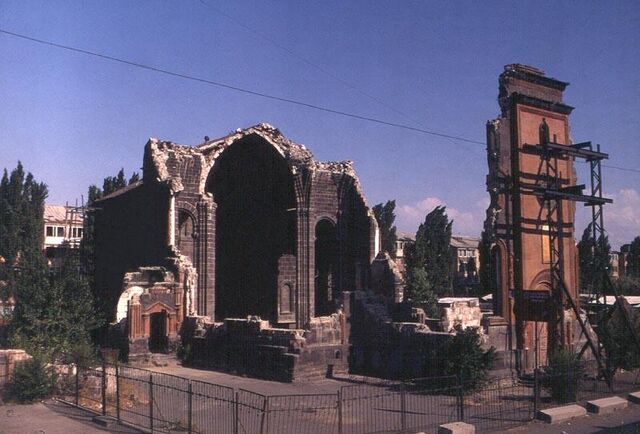 File:Surb Amenaprkitch.jpg
