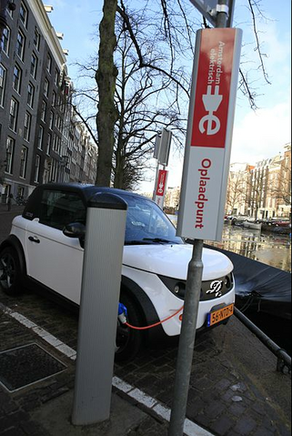 File:Amsterdam recharging station for 2001 Model XL Alexcior.png