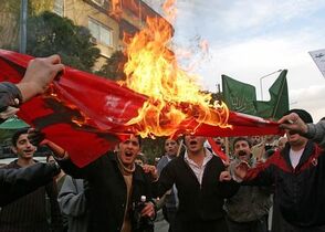 DamaskusFlaggenverbrenn1.jpg