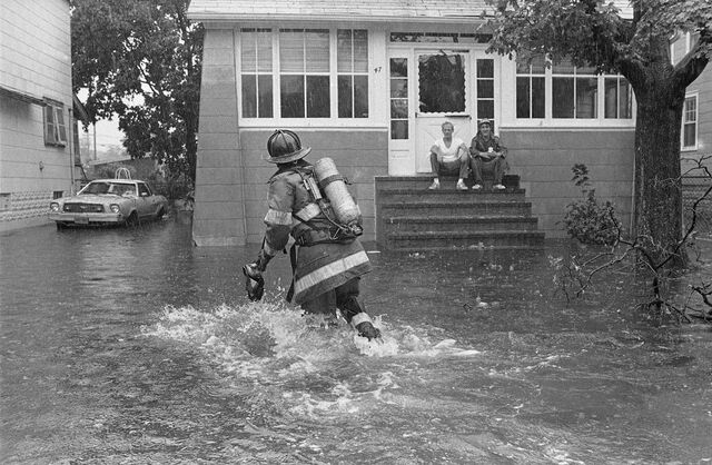 File:Gloria-1985-a-firefighter-helps-with-flooding-in-freeport.jpg