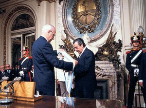 Alfonsin-asume-Presidencia.jpg