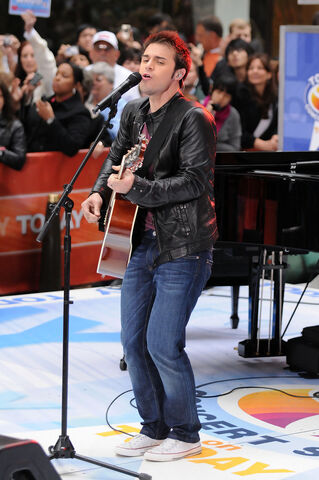 File:Kris+Allen+Kris+Allen+Adam+Lampert+Perform+tzakO5mP6qlx.jpg