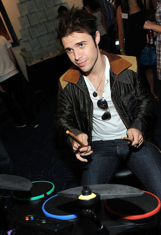 File:Kris+Allen+American+Music+Awards+Luxury+Lounge+nHu40ST86jJx.jpg