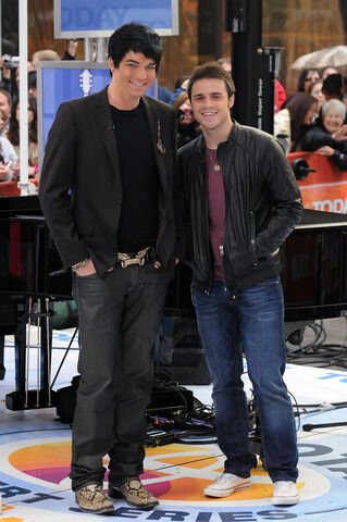 File:Kris+Allen+Kris+Allen+Adam+Lampert+Perform+rdWbMESJoEOx.jpg