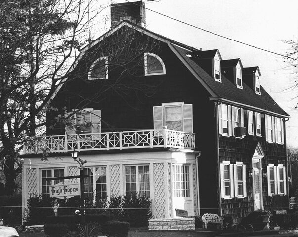 File:Amityville House.jpg