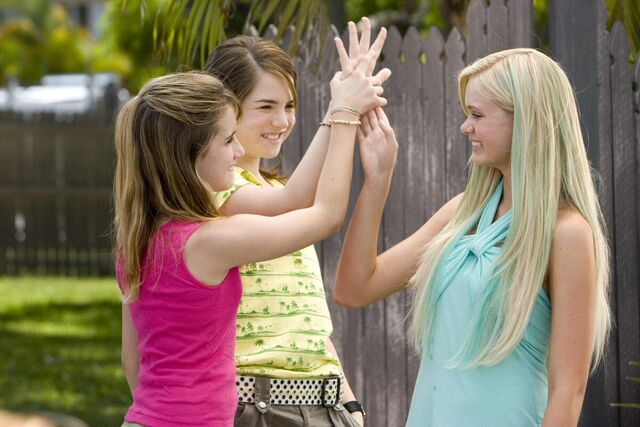 File:Aquamarine and her freinds.jpg