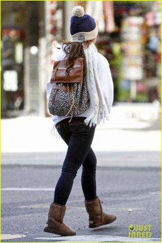 File:Ariana-grande-lets-boyfriend-jai-brooks-do-her-makeup-watch-now-05.jpg